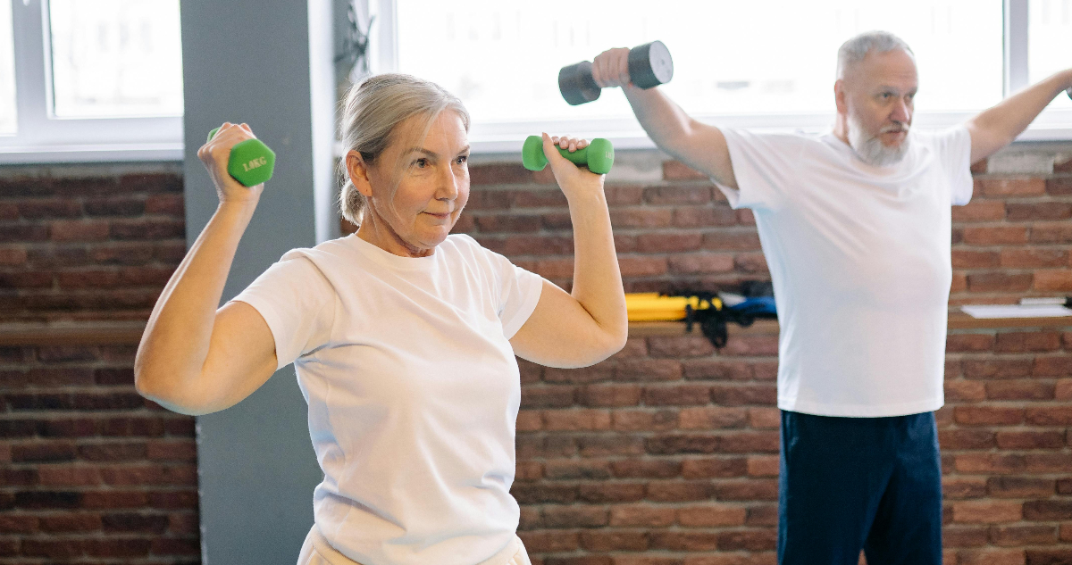 Foto de una mujer mayor haciendo ejercicio