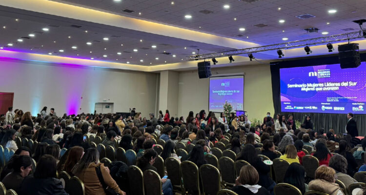 Más de 1.200 emprendedoras coparon seminario en Osorno en torno a la resiliencia y reinvención