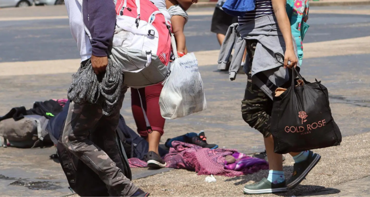 Migrantes caminando en caravana en México.