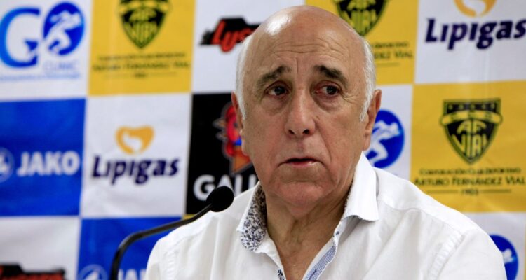 Prevención, control y estudio: hijos de Nelson Acosta explican traslado de ex DT de La Roja a clínica