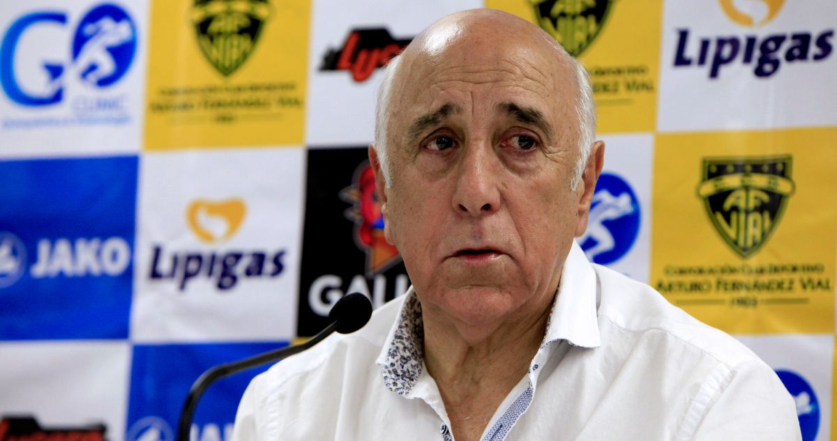 Prevención, control y estudio: hijos de Nelson Acosta explican traslado de ex DT de La Roja a clínica