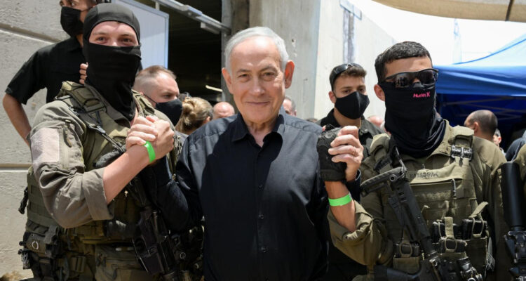 El primer ministro israelí, Benjamín Netanyahu, durante una visita a las tropas del norte