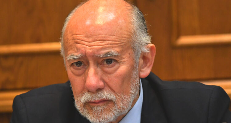 “No se gobierna con metáforas”: Senador Flores fustiga a Kast y arremete contra su promesa migratoria