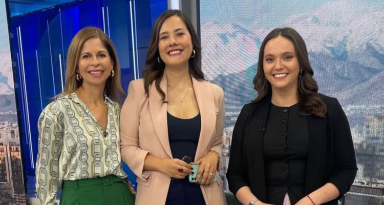 Karina Álvarez y equipo femenino de noticiario AM de CHV