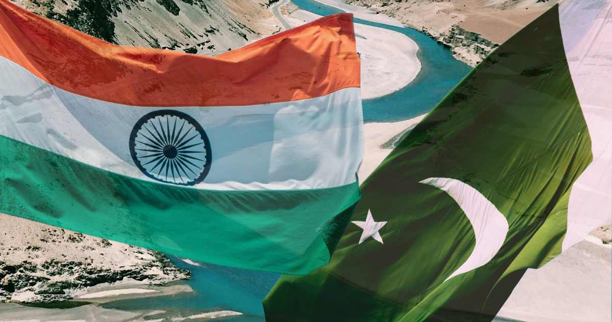 Río Indo y banderas de India y Pakistán