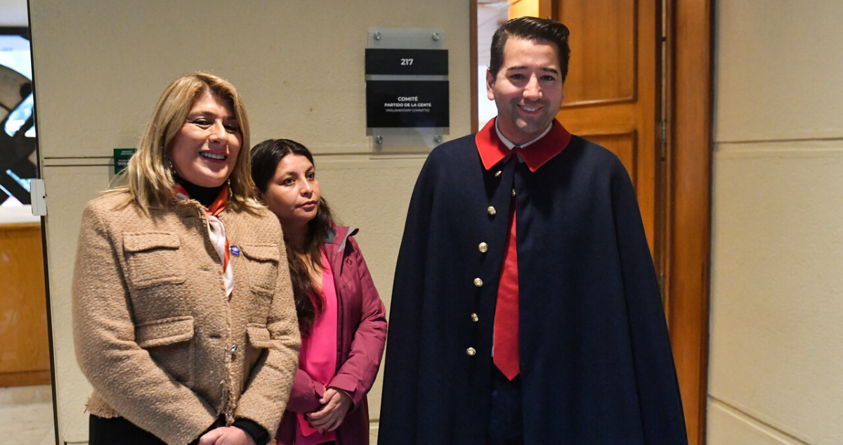 Diputado Olivares (PDG) llega al Congreso luciendo capa que evoca a dictador Pinochet