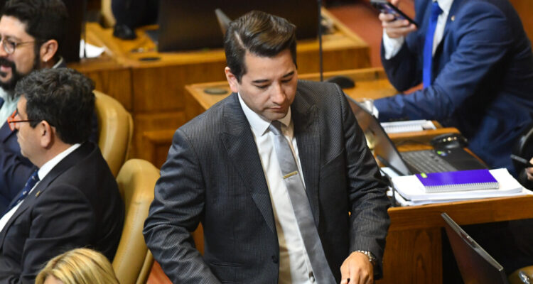 Olivares marca distancia con Parisi: “Nadie tiene poder para decirme cómo votar”