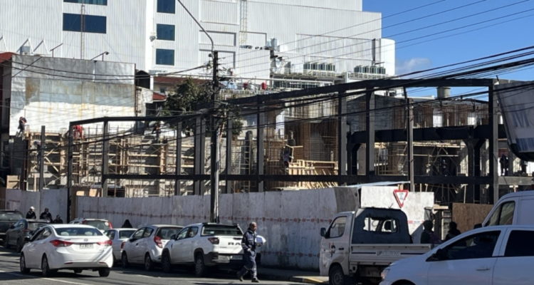 https://media.biobiochile.cl/wp-content/uploads/2026/05/ordenan-paralizar-construccion-de-mall-chino-en-centro-de-valdivia-por-falta-de-permiso-de-edificacion-750x400.png