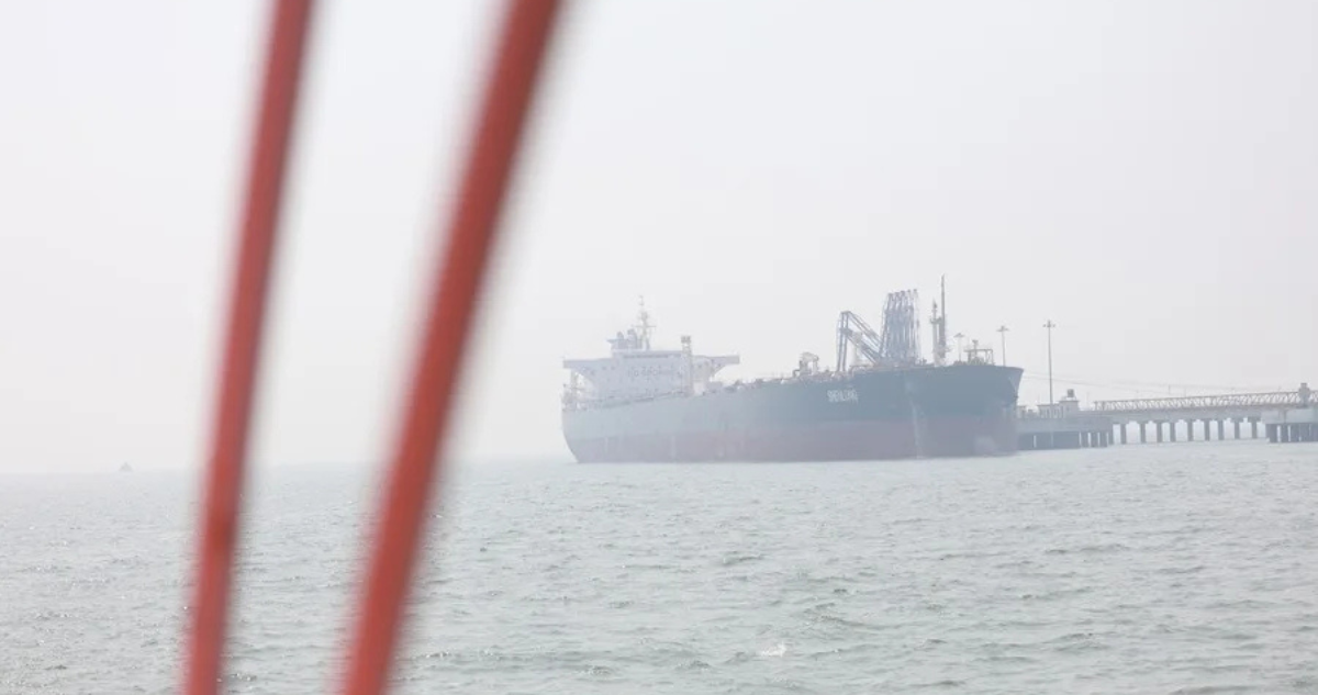 Imagen de archivo de un petrolero pasando a través del estrecho de Ormuz