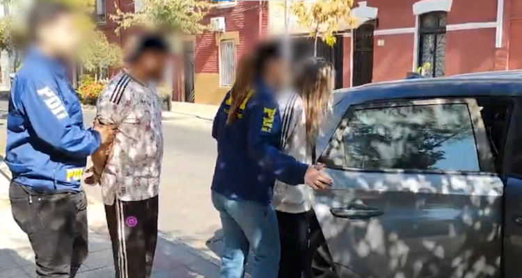 https://media.biobiochile.cl/wp-content/uploads/2026/05/pareja-detenida-por-robo-a-joven-en-santiago-750x400.png