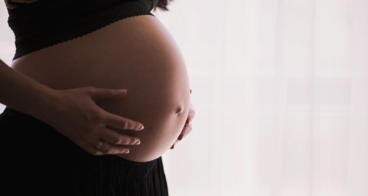Foto de una mujer embarazada para ilustrar nota sobre el parto prematuro