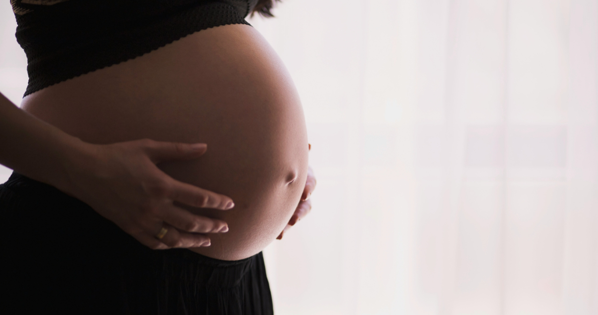 Foto de una mujer embarazada para ilustrar nota sobre el parto prematuro