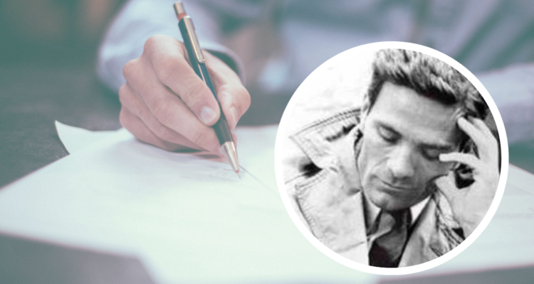 Persona escribiendo a mano. Y foto de Pasolini.