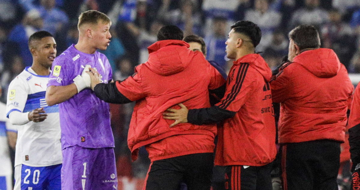 pelea Colo Colo UC Vicente Bernedo y jugadores albos
