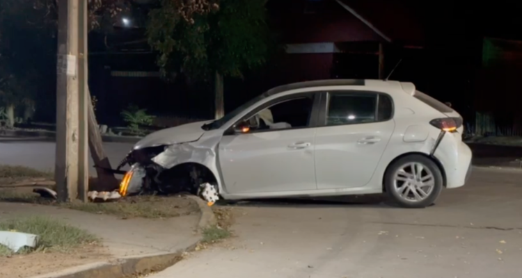 Detienen a chofer ebrio tras persecución en la RM: iba en auto robado y chocó furgón de Carabineros