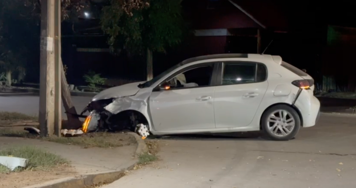 Detienen a chofer ebrio tras persecución en la RM: iba en auto robado y chocó furgón de Carabineros