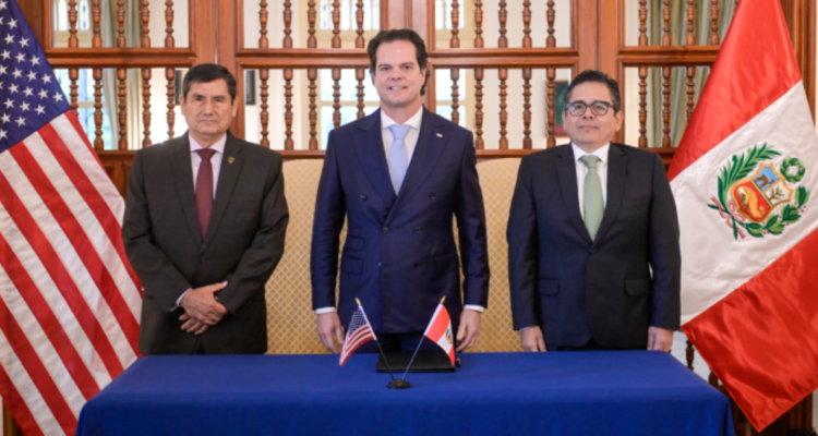 Perú firma una alianza con EEUU para que empresas estadounidenses inviertan en su territorio