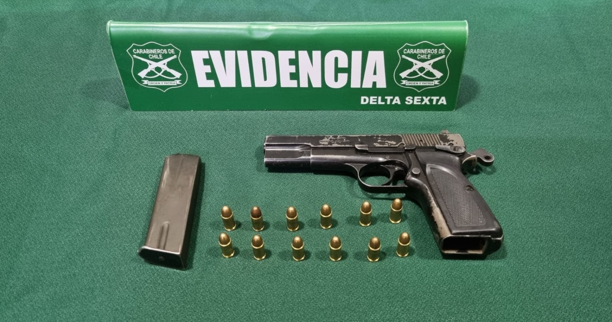 Pistola y municiones incautadas a conductor que huyó de persecución policial en San Pedro de la Paz