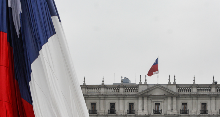 Bandera de Chile y La Moneda