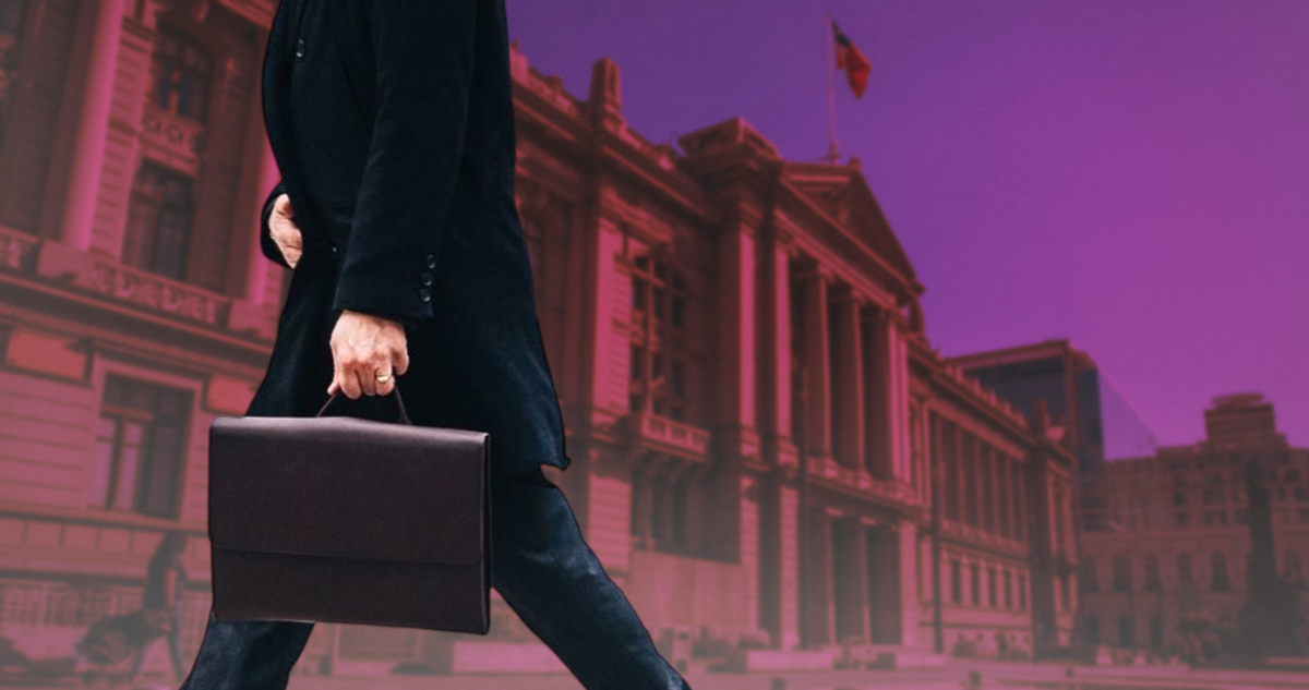 Persona con maletín frente a Palacio de Tribunales con filtro morado.