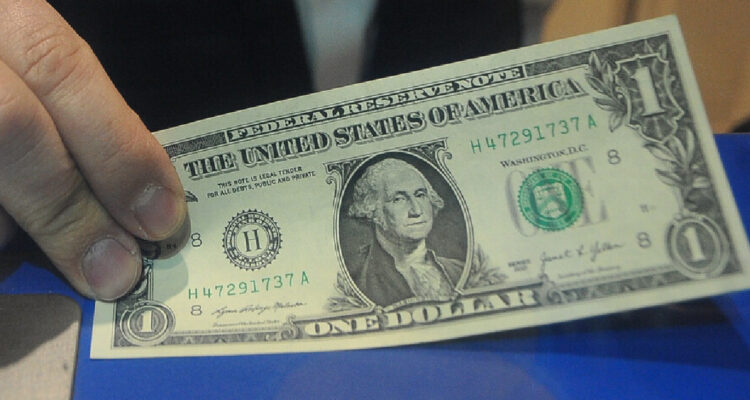Dólar rompe bajo los $900 ante nueva fortaleza del cobre y tras la volatilidad de los bonos de EEUU