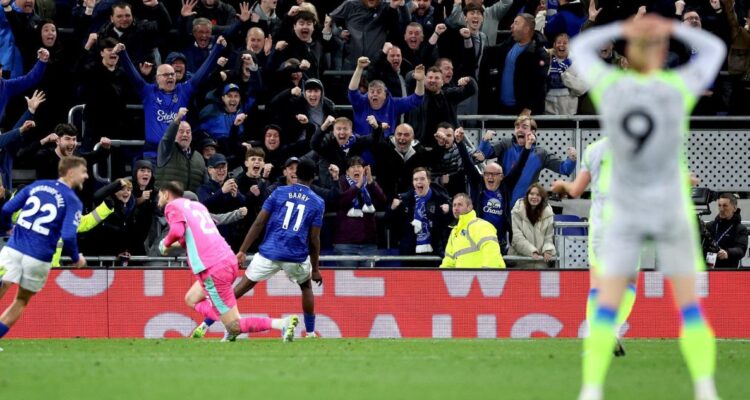 City tropezó ante Everton y sirvió en bandeja la Premier League al Arsenal.