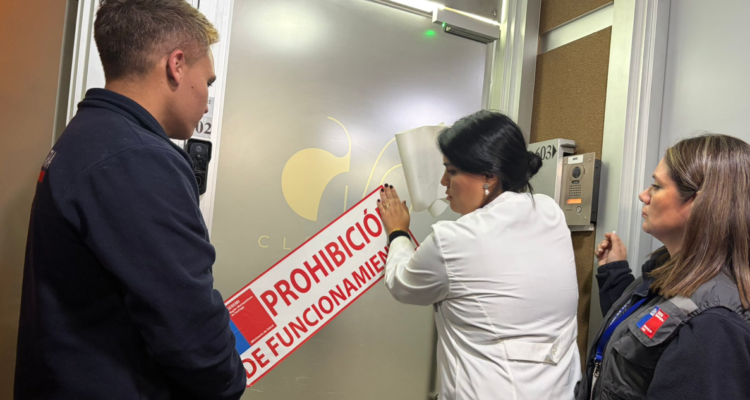 Prohíben funcionar a clínica estética en Las Condes por realizar cirugías complejas sin autorización