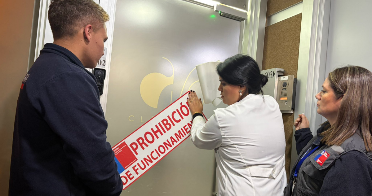 Prohíben funcionar a clínica estética en Las Condes por realizar cirugías complejas sin autorización
