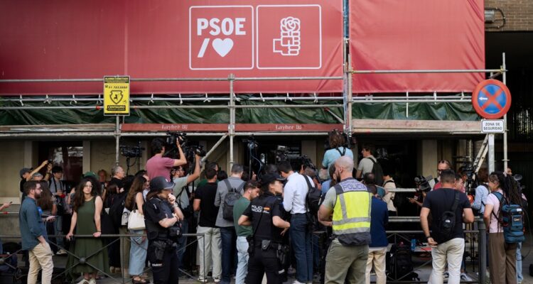 Policía española irrumpe en sede del PSOE en medio de escándalo por sobornos