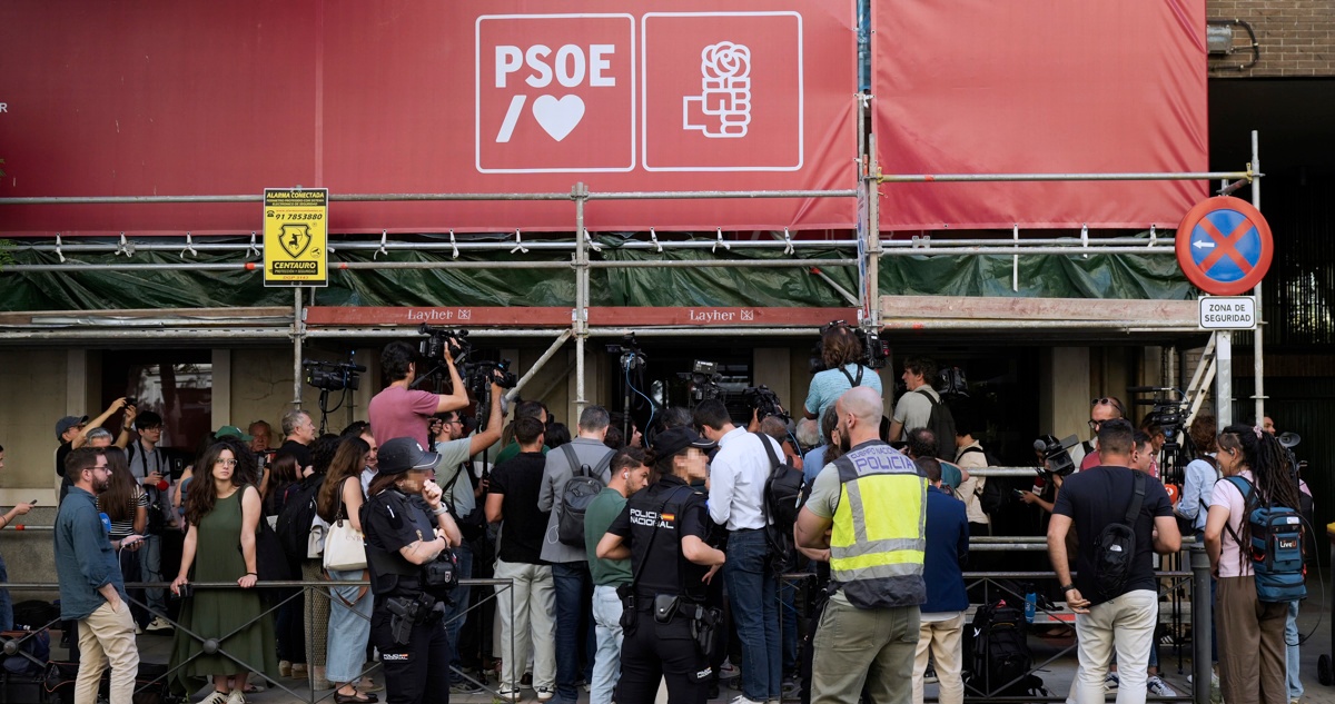 Policía española irrumpe en sede del PSOE en medio de escándalo por sobornos
