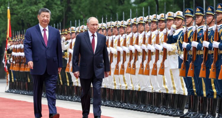 El presidente ruso Vladimir Putin y el presidente chino Xi Jinping
