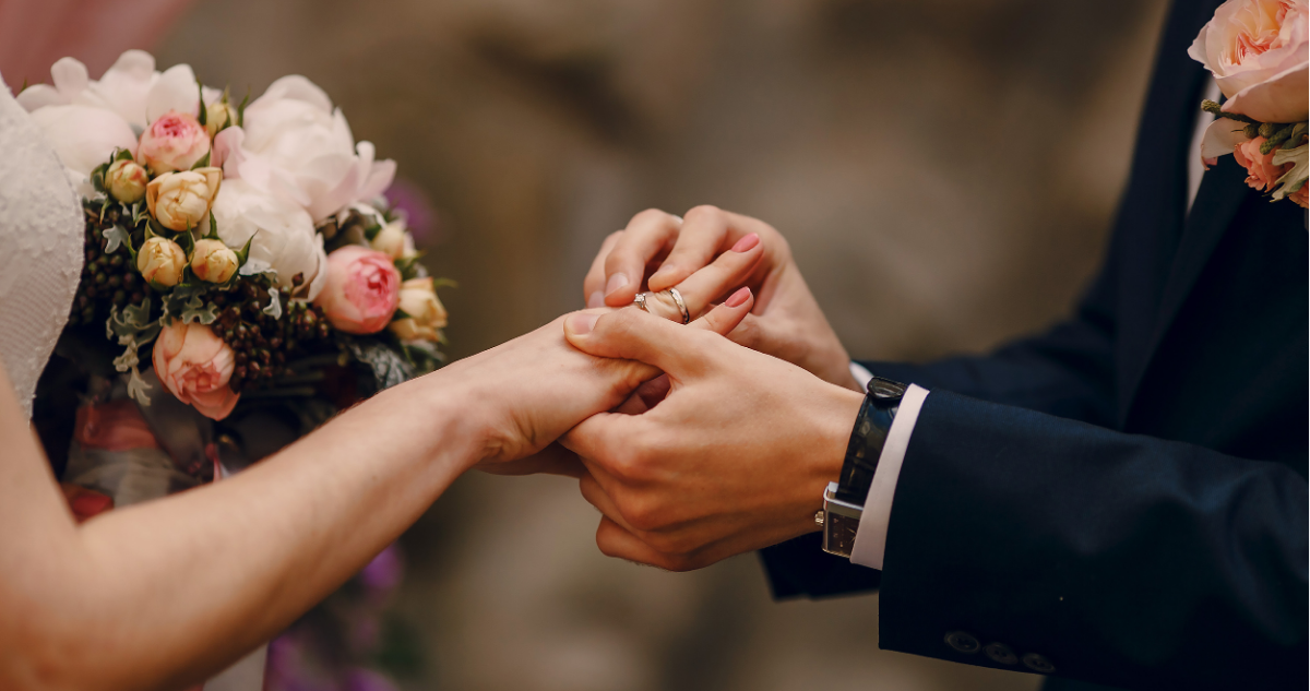 Marido poniendole anillo a su esposa en referencia reality de parejas de Reino Unido