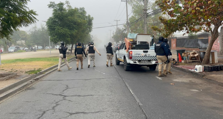 https://media.biobiochile.cl/wp-content/uploads/2026/05/realizan-operativo-de-retiro-de-comercio-ambulante-afuera-de-santiago-1-y-la-ex-penitenciaria-750x400.png