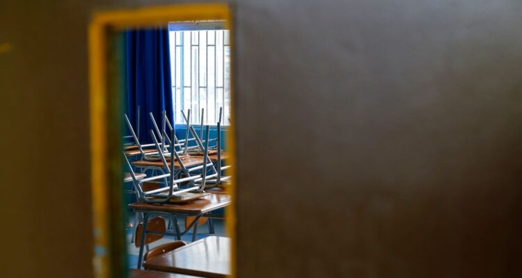 Puerta cerrada de sala de clases
