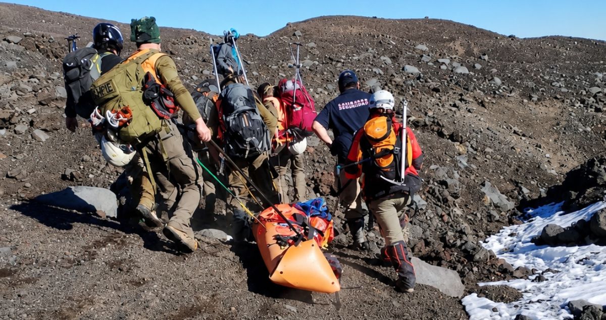 Identifican y rescatan cuerpo de mujer que murió tras caer durante ascenso a volcán en La Araucanía