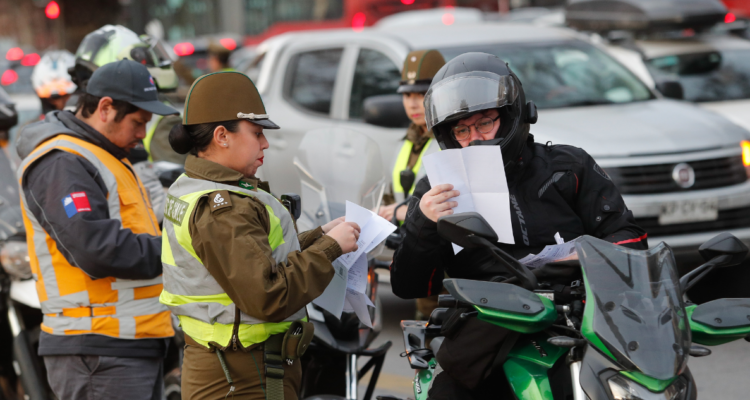Quiénes pueden eximirse de la restricción vehicular en Santiago y cuál es el trámite que deben hacer