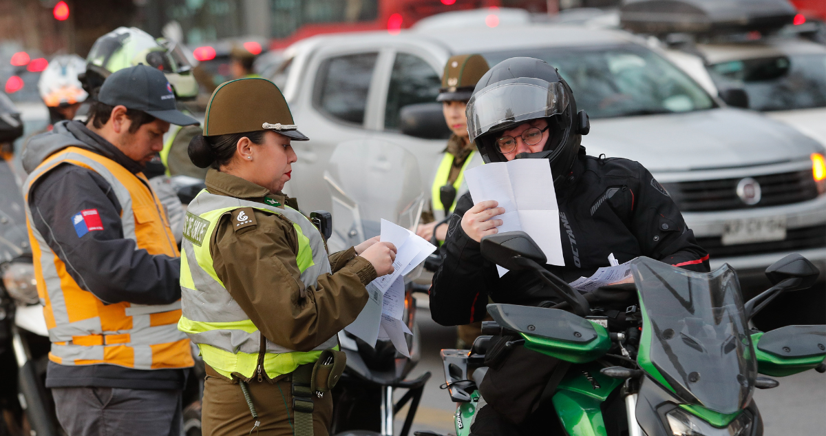 Quiénes pueden eximirse de la restricción vehicular en Santiago y cuál es el trámite que deben hacer