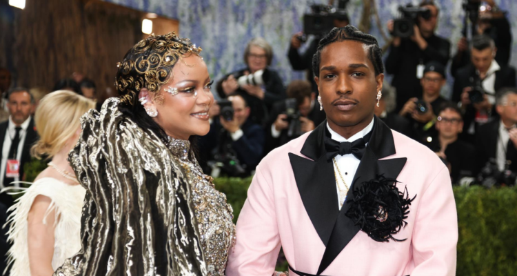Rihanna junto a Asap Rocky en la MET Gala