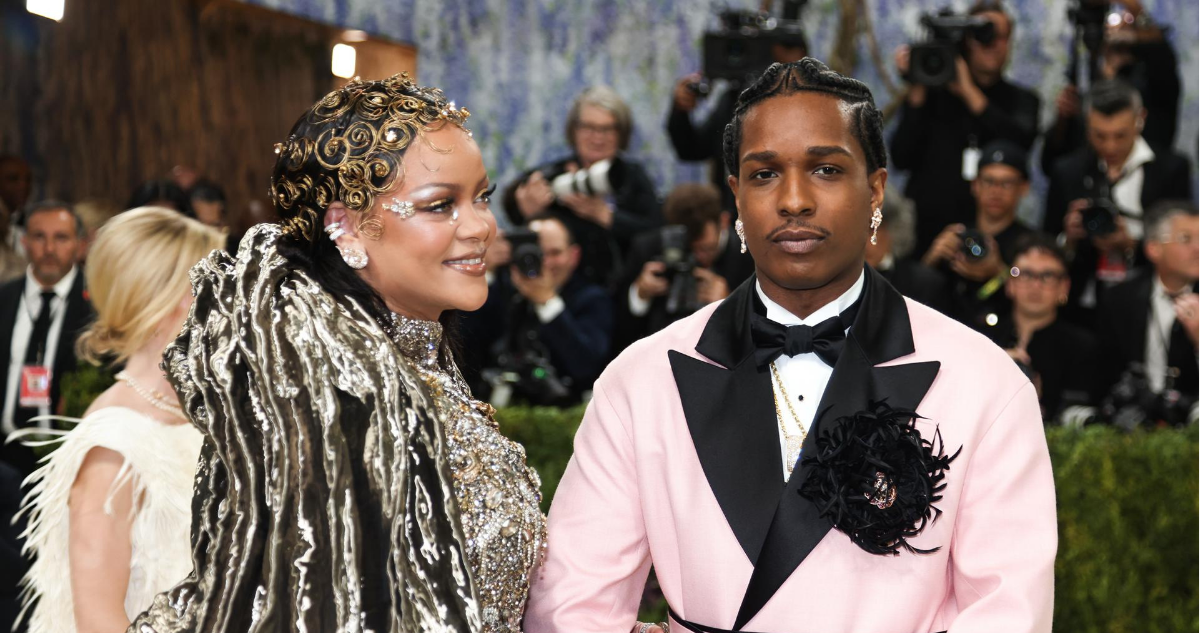 Rihanna junto a Asap Rocky en la MET Gala