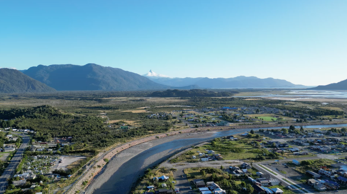 Fotografía Aérea por Fernanda del Valle. 2025.
Río blanco que divide el sector urbano de la comuna.