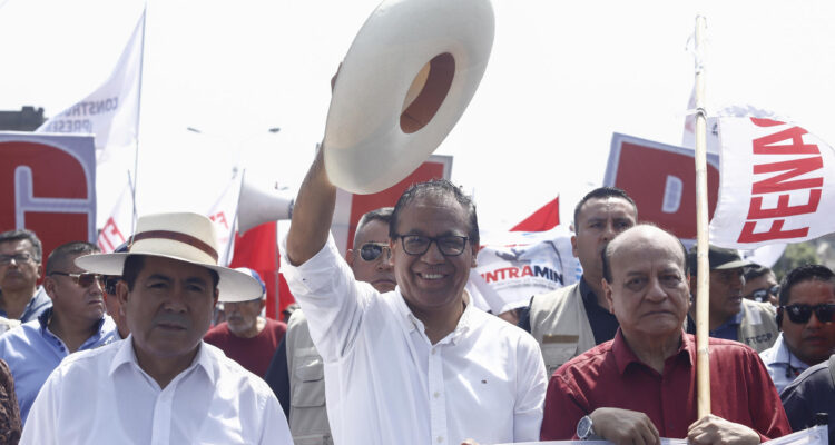 El candidato a la Presidencia de Perú por el partido Juntos por el Perú, Roberto Sánchez (c),