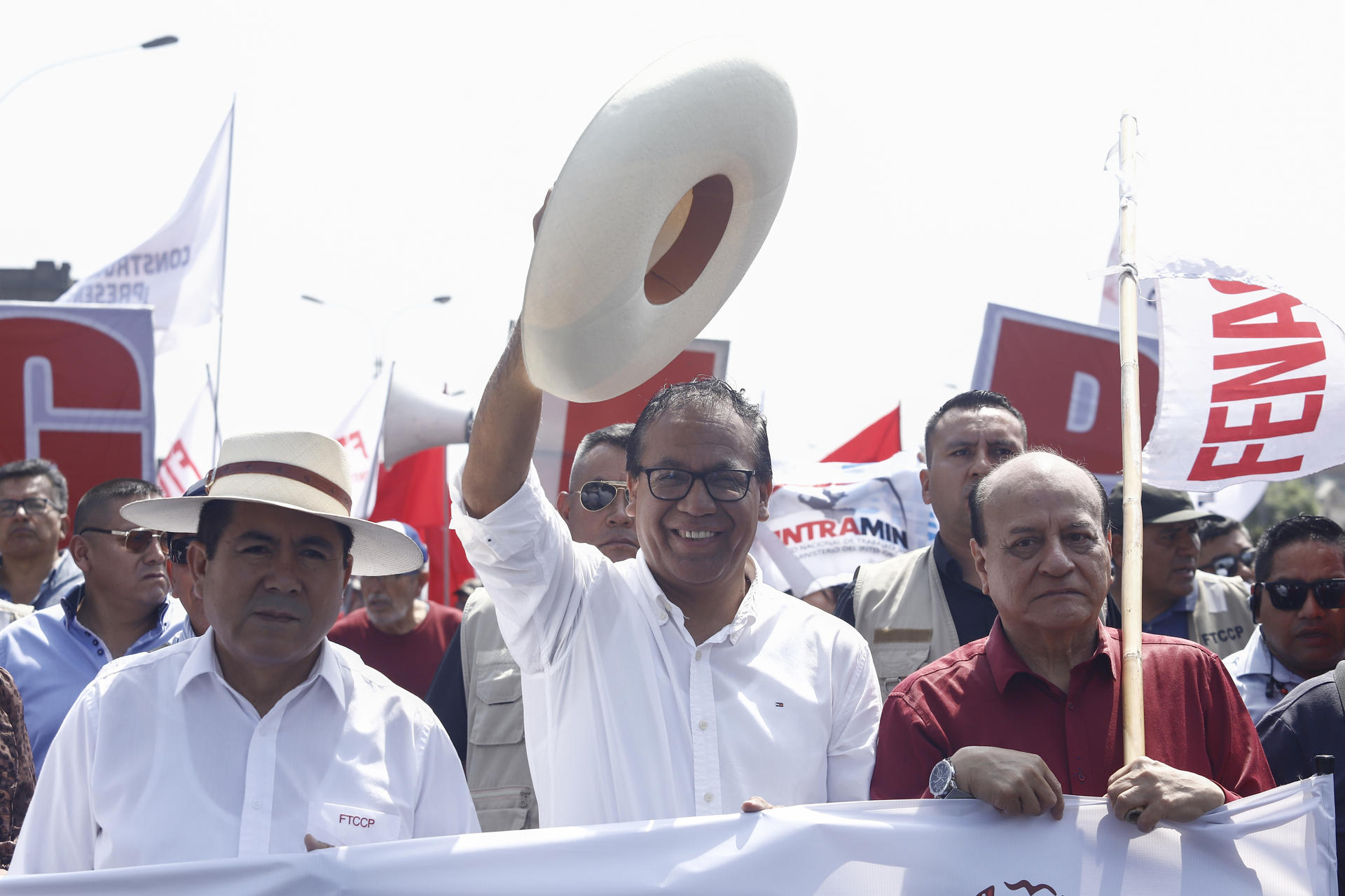 El candidato a la Presidencia de Perú por el partido Juntos por el Perú, Roberto Sánchez (c),