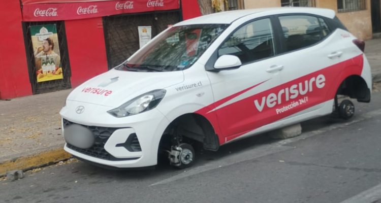 Insólito: vehículo de seguridad privada sufre el robo de sus ruedas en el centro de Santiago