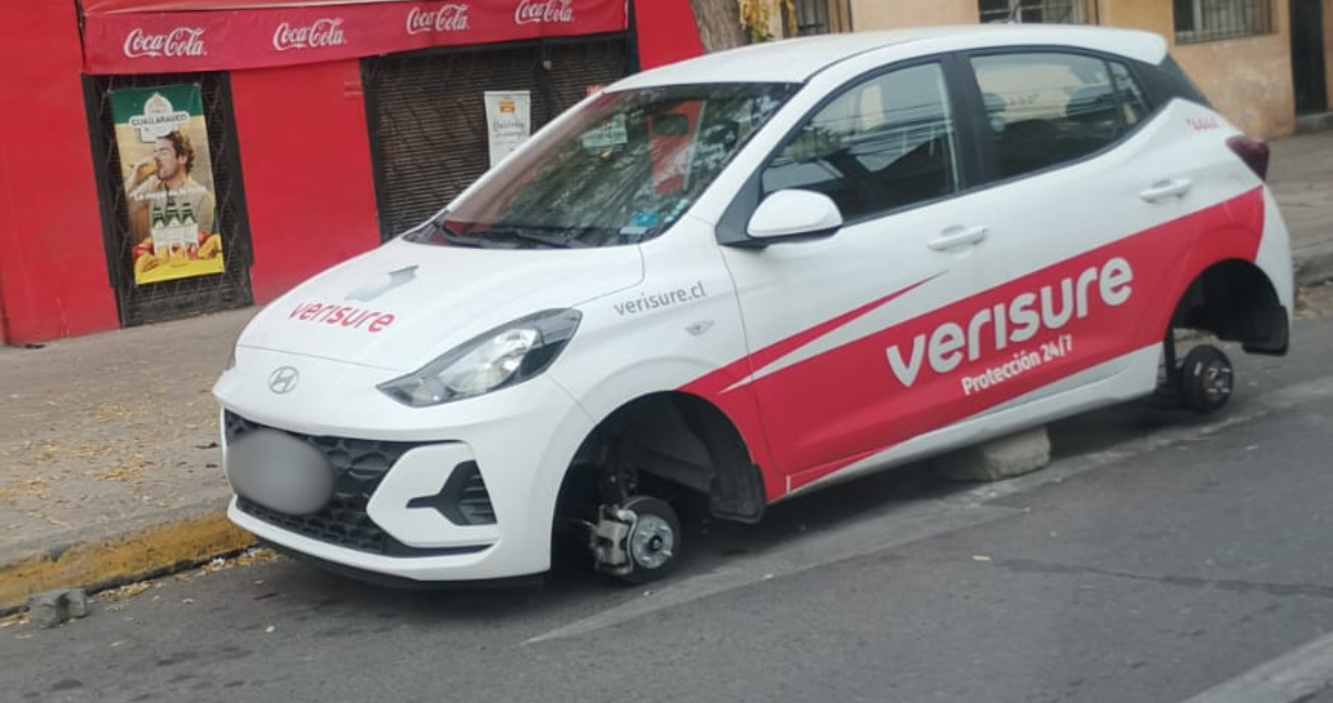 Insólito: vehículo de seguridad privada sufre el robo de sus ruedas en el centro de Santiago
