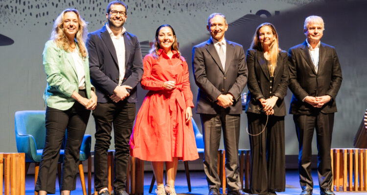 Gobierno de Kast y líderes empresariales abordan los principales desafíos de las salmoneras en Chile