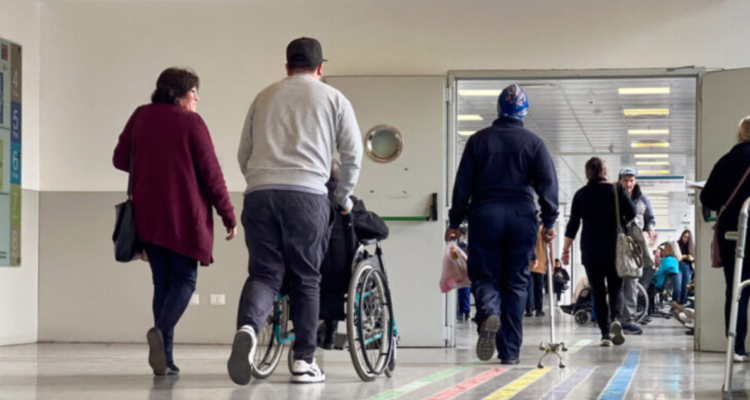 Personas ingresando en recinto de salud