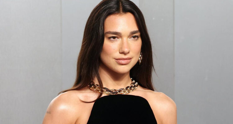 Horas después de que trascendiera la millonaria demanda de Dua Lipa contra Samsung Electronics por supuesto uso no autorizado de imagen, desde la firma surcoreana negaron las acusaciones. La demanda de la cantante británica de origen albanokosovar exige un pago de 15 millones de dólares por el presunto uso indebido de su rostro en cajas de televisores. “La imagen se utilizó únicamente tras recibir la garantía explícita del socio de contenido de que se había obtenido el permiso, incluso para las cajas de venta al público”, aseguró Samsung Electronics en una declaración entregada a la Agencia Efe. Desde la empresa, a su vez, recalcaron y negaron “cualquier acusación de uso indebido intencional”. De acuerdo a un reporte de la revista Variety, la acción judicial fue interpuesta el 8 de mayo en un tribunal de California, Estados Unidos, y en ella se establece que Samsung usó la imagen de Lipa en empaques de televisores comercializados desde 2025, todo esto sin permiso ni compensación mediante. En el documento, la cantante sostiene que posee los derechos de autor de la fotografía empleada, registrada en un festival estadounidense en 2024. En la demanda, a su vez, se relata que desde el equipo de la artista se le pidió a Samsung que dejara de utilizar la imagen, obteniendo como respuesta una actitud “indiferente y desdeñosa”. Samsung reconoció haber utilizado la imagen en las cajas de sus televisores en 2025. También afirmaron estar abiertos a una “resolución constructiva” con su contraparte.