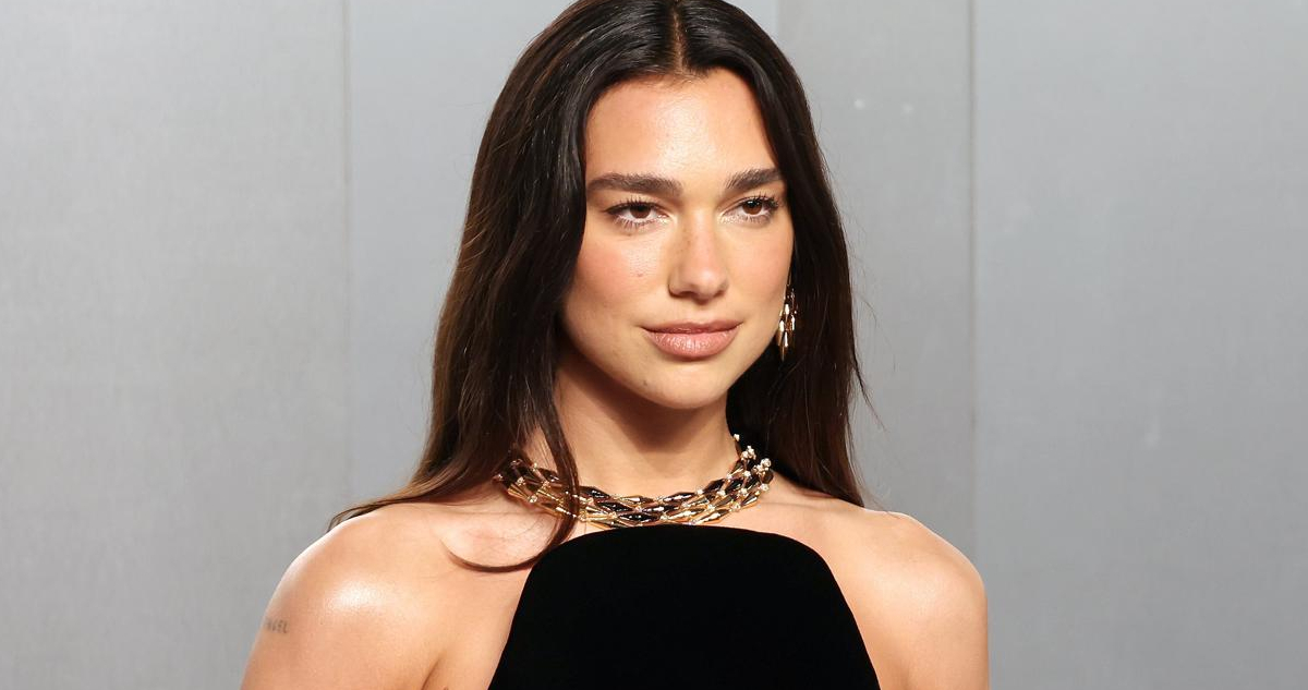 Horas después de que trascendiera la millonaria demanda de Dua Lipa contra Samsung Electronics por supuesto uso no autorizado de imagen, desde la firma surcoreana negaron las acusaciones. La demanda de la cantante británica de origen albanokosovar exige un pago de 15 millones de dólares por el presunto uso indebido de su rostro en cajas de televisores. “La imagen se utilizó únicamente tras recibir la garantía explícita del socio de contenido de que se había obtenido el permiso, incluso para las cajas de venta al público”, aseguró Samsung Electronics en una declaración entregada a la Agencia Efe. Desde la empresa, a su vez, recalcaron y negaron “cualquier acusación de uso indebido intencional”. De acuerdo a un reporte de la revista Variety, la acción judicial fue interpuesta el 8 de mayo en un tribunal de California, Estados Unidos, y en ella se establece que Samsung usó la imagen de Lipa en empaques de televisores comercializados desde 2025, todo esto sin permiso ni compensación mediante. En el documento, la cantante sostiene que posee los derechos de autor de la fotografía empleada, registrada en un festival estadounidense en 2024. En la demanda, a su vez, se relata que desde el equipo de la artista se le pidió a Samsung que dejara de utilizar la imagen, obteniendo como respuesta una actitud “indiferente y desdeñosa”. Samsung reconoció haber utilizado la imagen en las cajas de sus televisores en 2025. También afirmaron estar abiertos a una “resolución constructiva” con su contraparte.