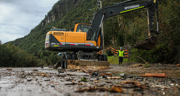 Reparan caminos vecinales en San Juan de la Costa pero siguen los problemas en las rutas públicas