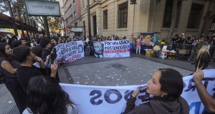 Santiago: protesta frente al Mineduc e incidentes en liceos emblemáticos se toman el centro capitalino